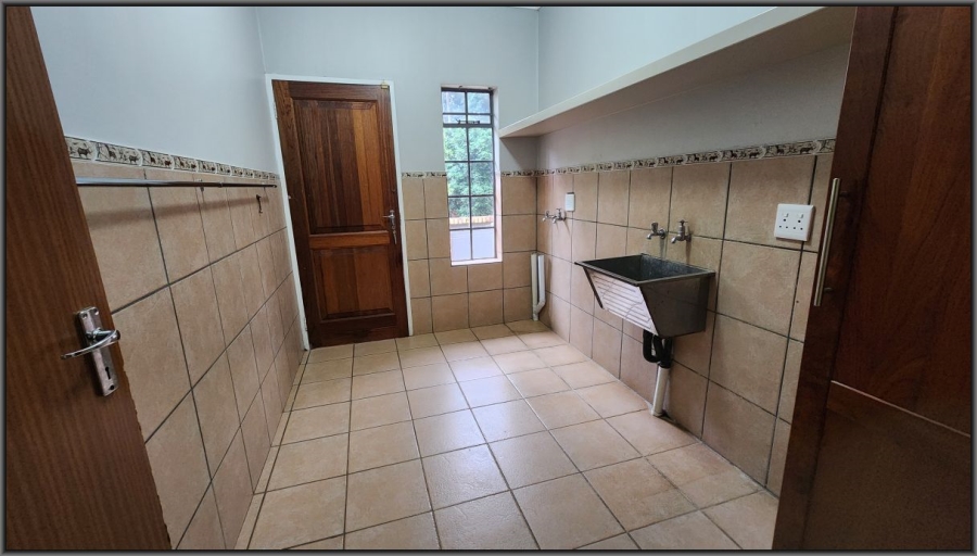 To Let 5 Bedroom Property for Rent in White River Mpumalanga