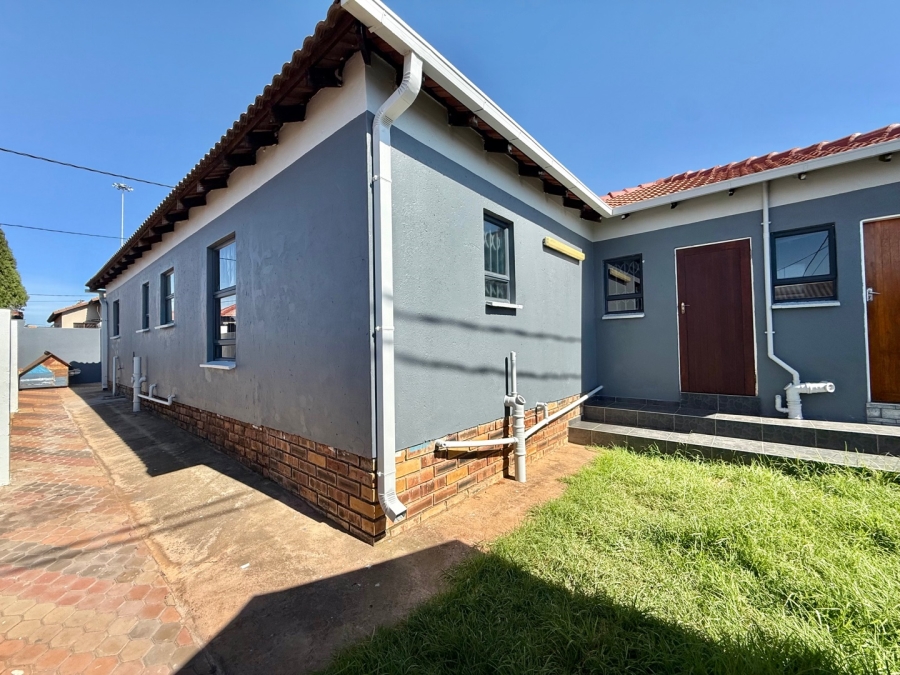 To Let 3 Bedroom Property for Rent in Hlalamandi Mpumalanga