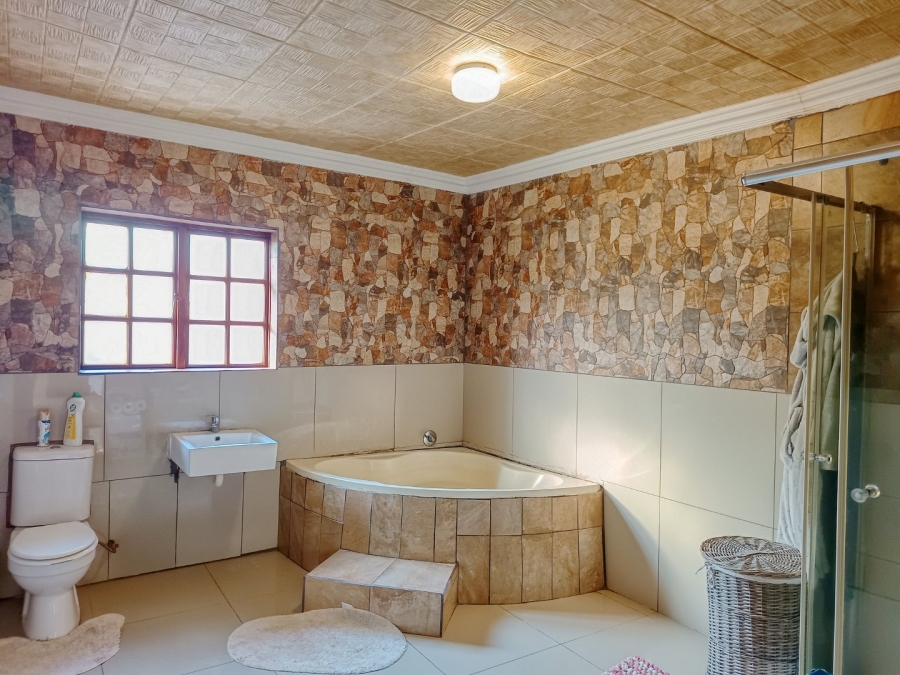 5 Bedroom Property for Sale in White River Ext 49 Mpumalanga