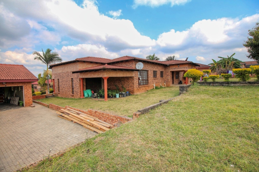 To Let 5 Bedroom Property for Rent in White River Ext 49 Mpumalanga