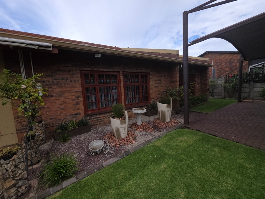 5 Bedroom Property for Sale in Secunda Mpumalanga