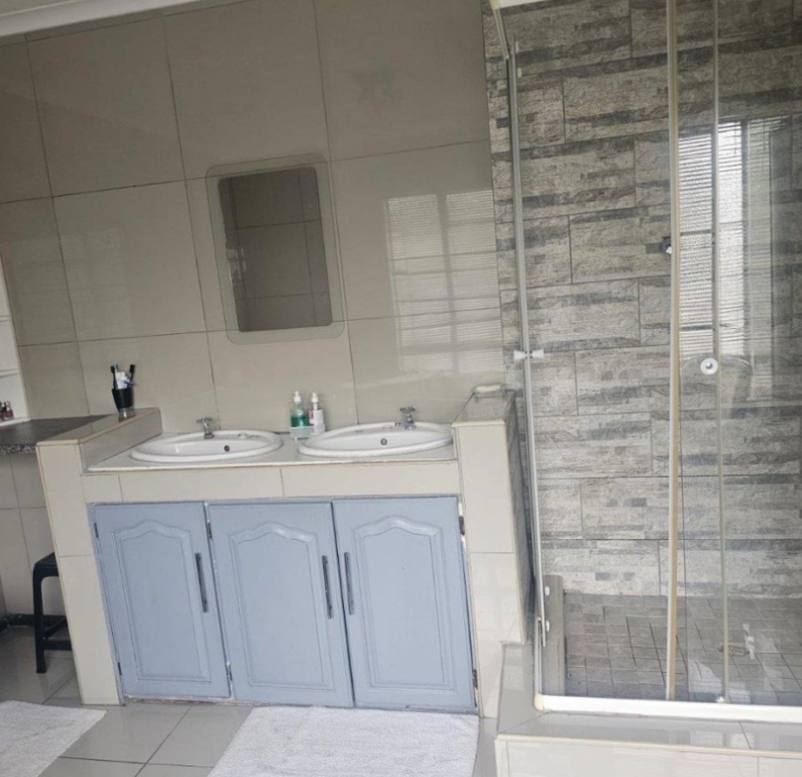 5 Bedroom Property for Sale in Model Park Mpumalanga