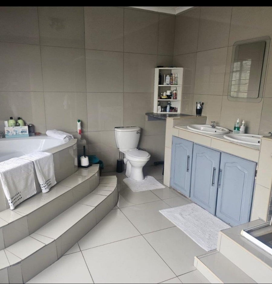 5 Bedroom Property for Sale in Model Park Mpumalanga