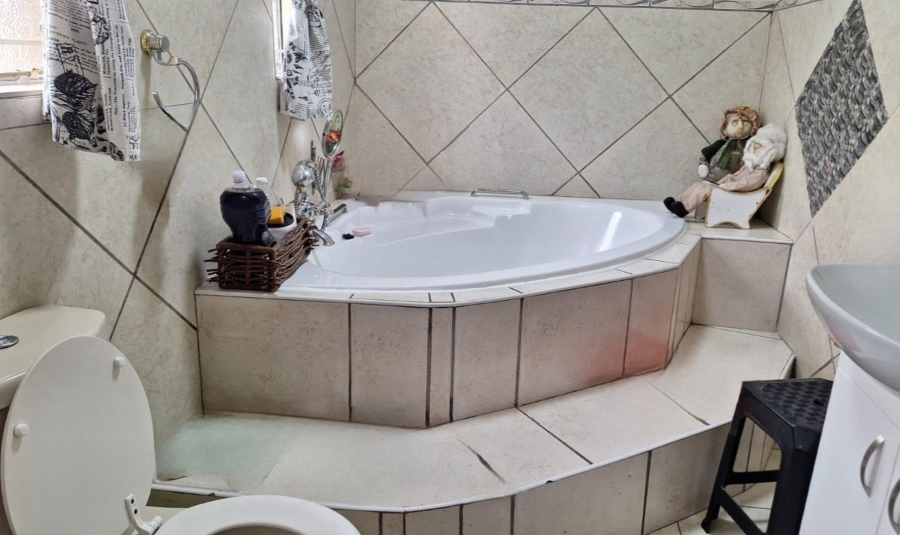 5 Bedroom Property for Sale in Cosmosrand Mpumalanga