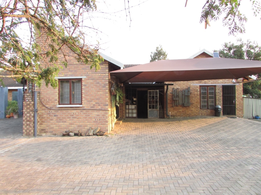 5 Bedroom Property for Sale in West Acres Ext 1 Mpumalanga