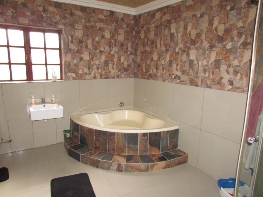 5 Bedroom Property for Sale in White River Ext 49 Mpumalanga