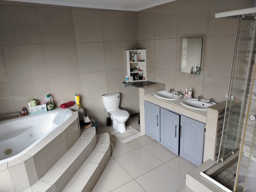 5 Bedroom Property for Sale in Model Park Mpumalanga