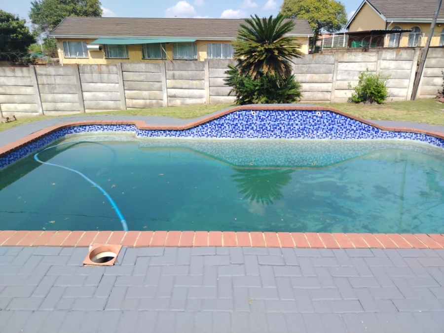 5 Bedroom Property for Sale in Model Park Mpumalanga