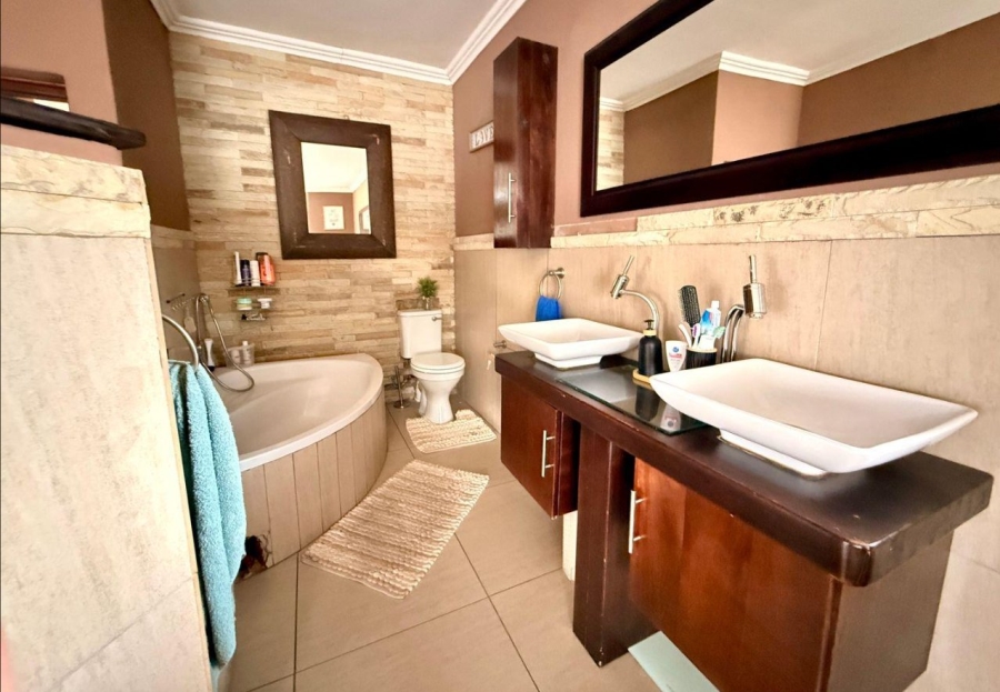 4 Bedroom Property for Sale in Golden Mile Mpumalanga