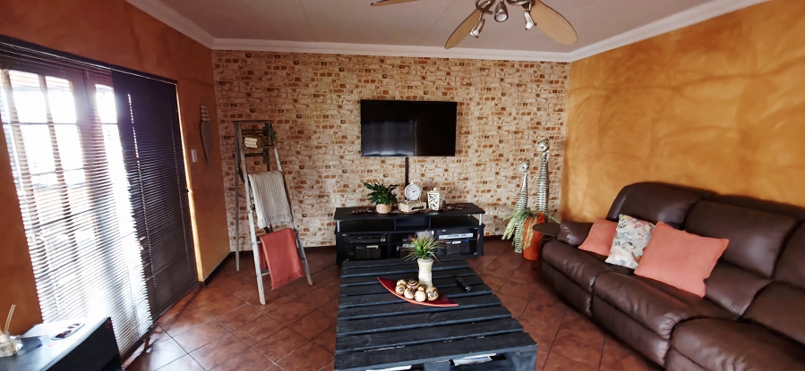 5 Bedroom Property for Sale in Model Park Mpumalanga