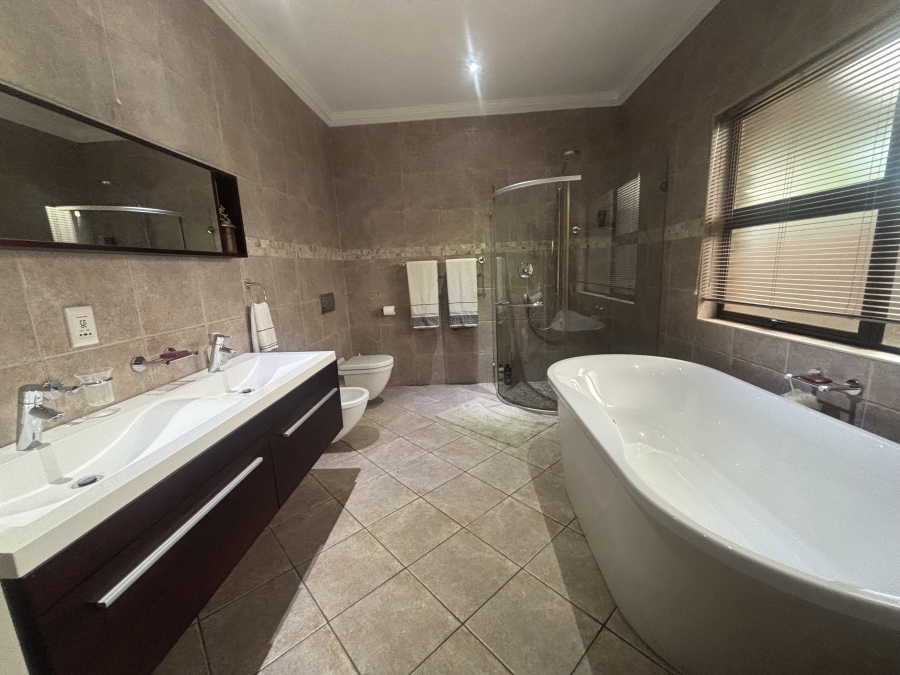 8 Bedroom Property for Sale in Die Heuwel Mpumalanga