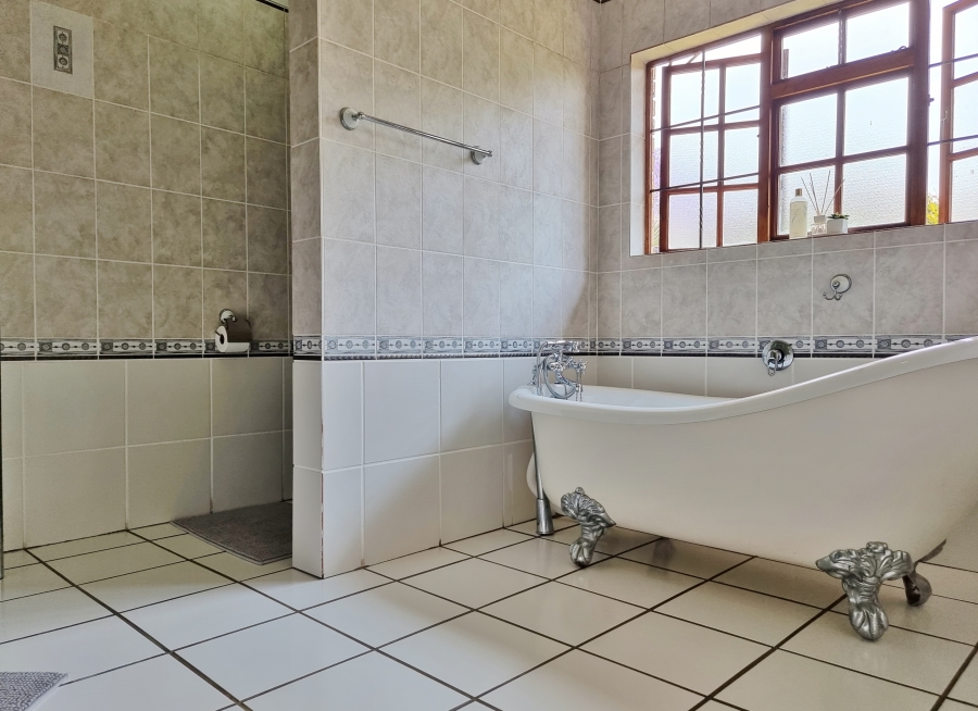 8 Bedroom Property for Sale in White River Mpumalanga
