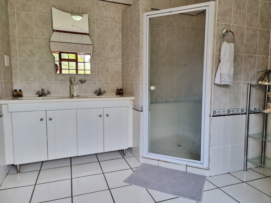 8 Bedroom Property for Sale in White River Mpumalanga