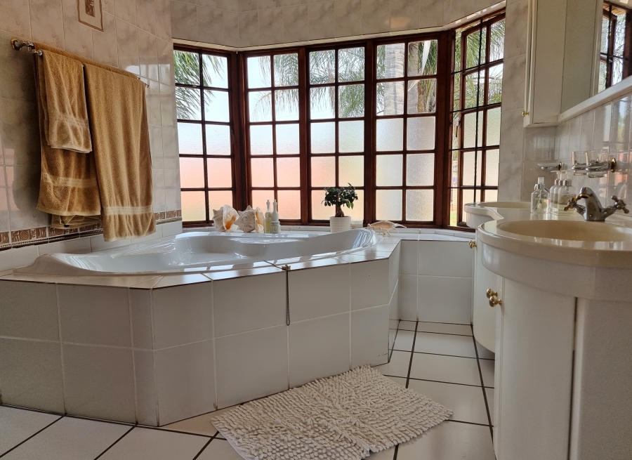 8 Bedroom Property for Sale in White River Mpumalanga