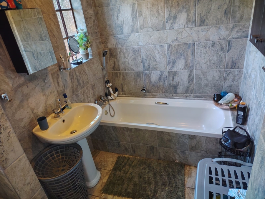 To Let 4 Bedroom Property for Rent in West Acres Mpumalanga