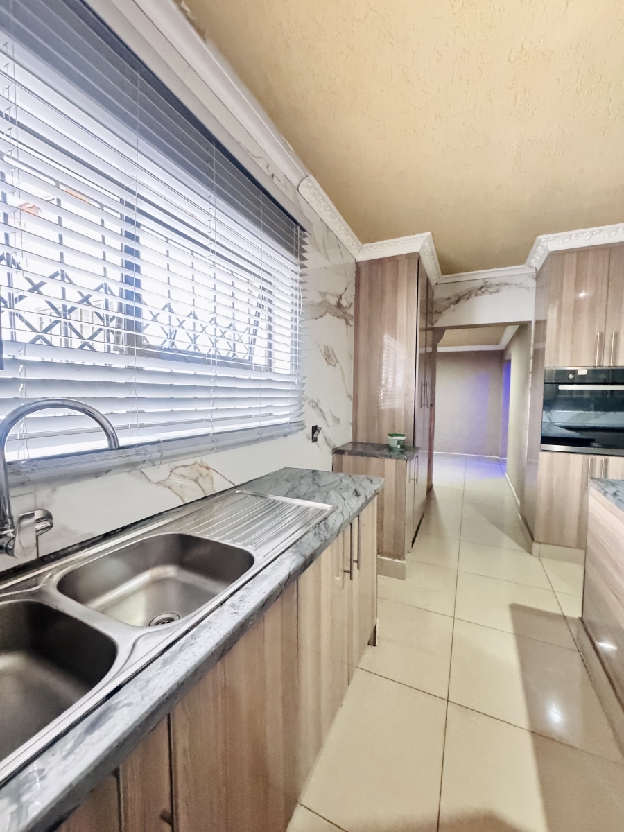 7 Bedroom Property for Sale in Reyno Ridge Mpumalanga