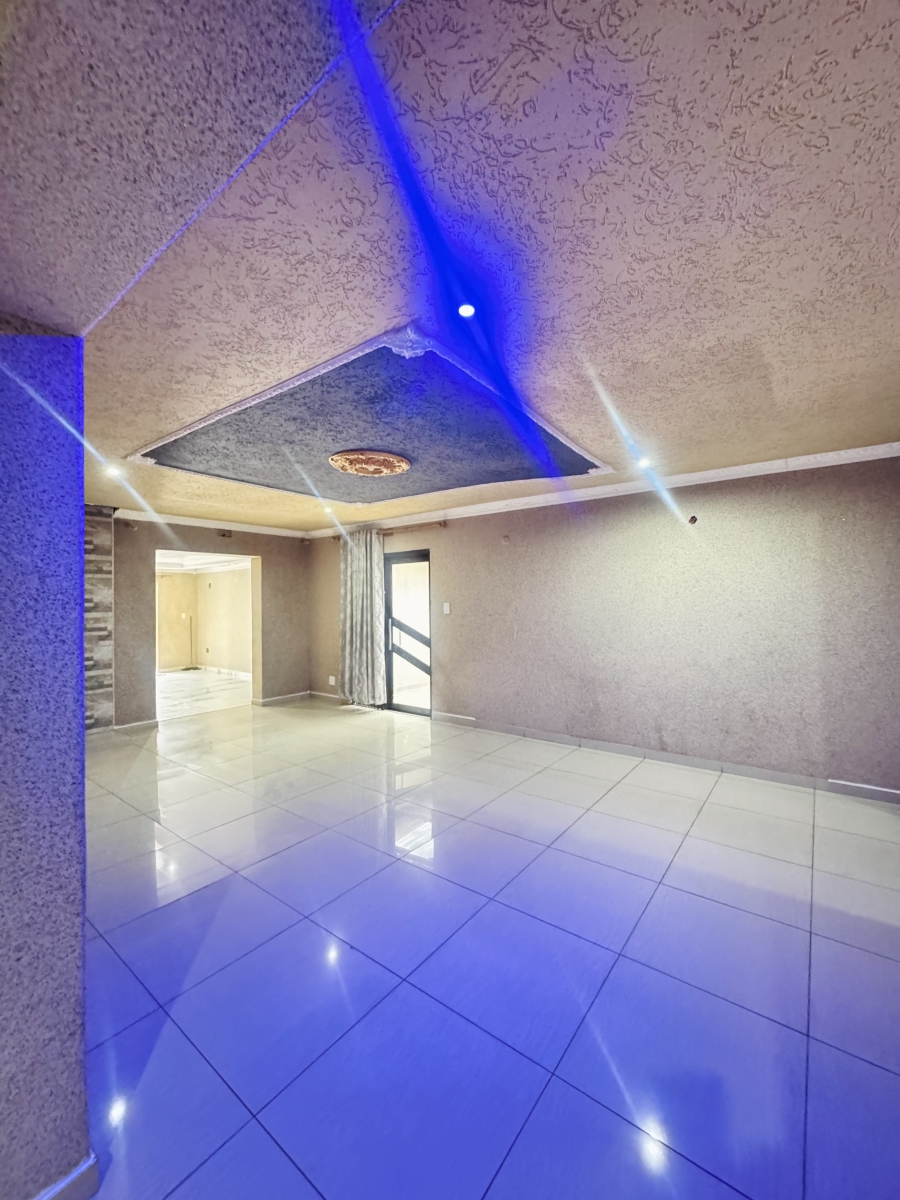 7 Bedroom Property for Sale in Reyno Ridge Mpumalanga