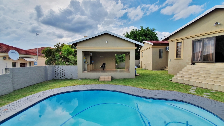 5 Bedroom Property for Sale in Stonehenge Ext 1 Mpumalanga