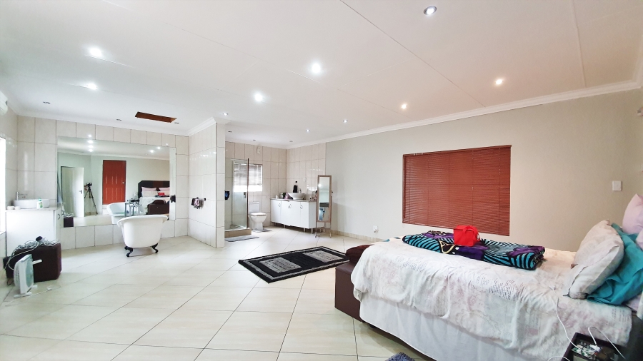 5 Bedroom Property for Sale in Stonehenge Ext 1 Mpumalanga