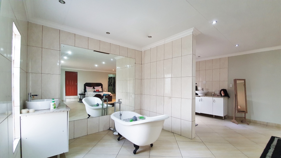 5 Bedroom Property for Sale in Stonehenge Ext 1 Mpumalanga