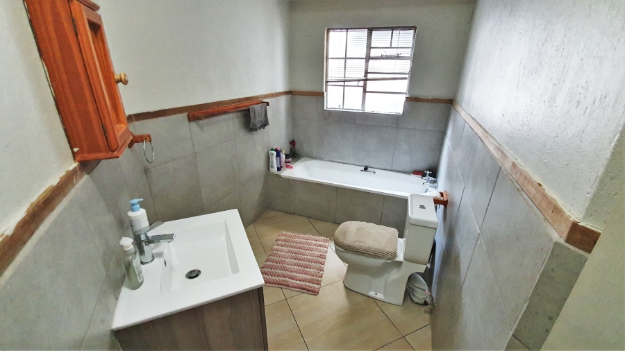 5 Bedroom Property for Sale in Stonehenge Ext 1 Mpumalanga