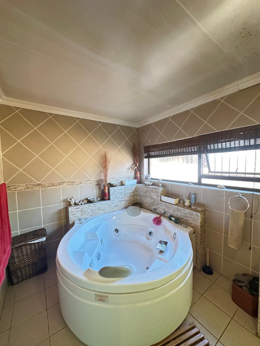 5 Bedroom Property for Sale in Reyno Ridge Mpumalanga