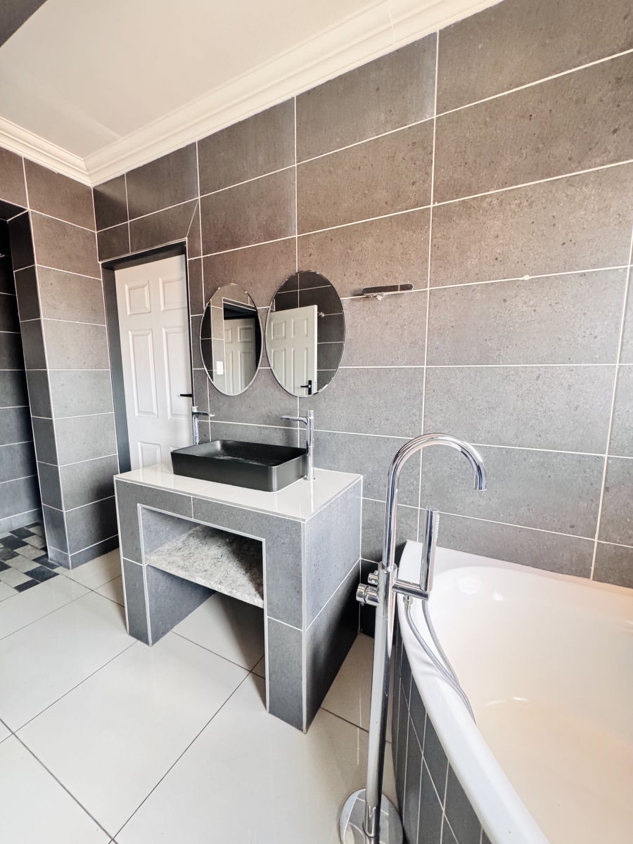 5 Bedroom Property for Sale in Mineralia Mpumalanga