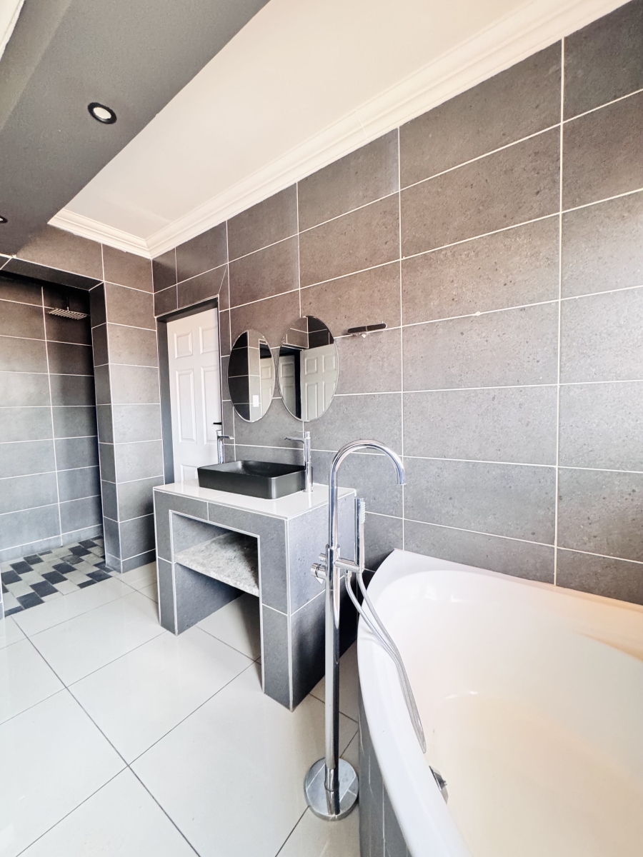 5 Bedroom Property for Sale in Mineralia Mpumalanga