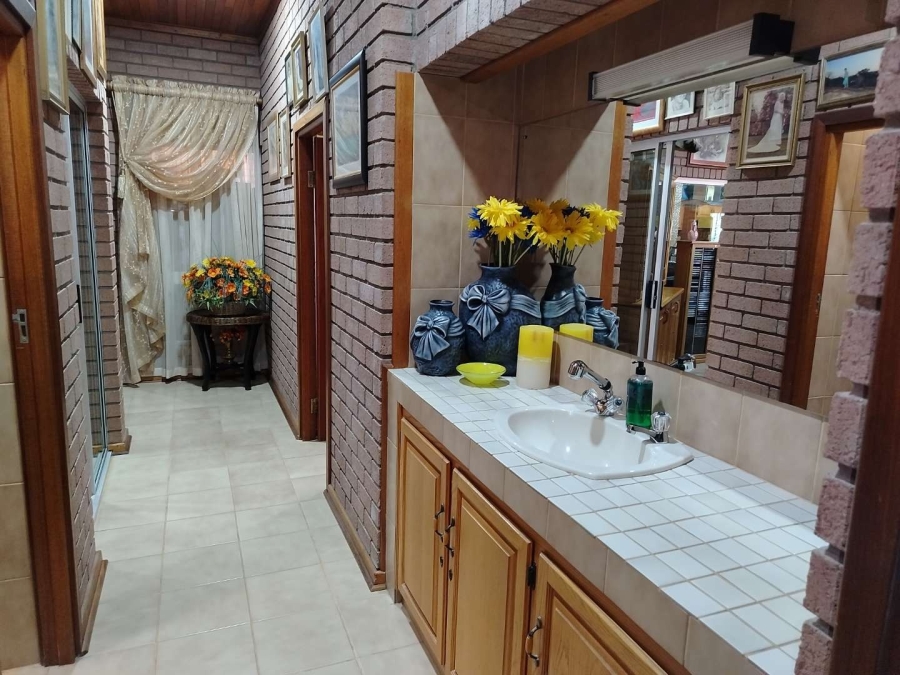 5 Bedroom Property for Sale in Nelspruit Ext 11 Mpumalanga
