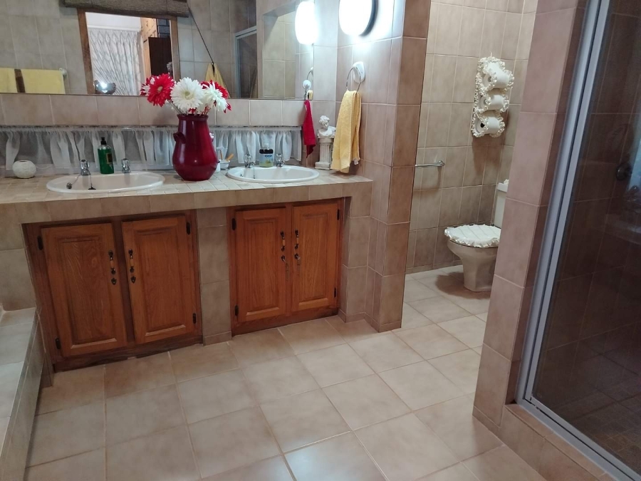 5 Bedroom Property for Sale in Nelspruit Ext 11 Mpumalanga