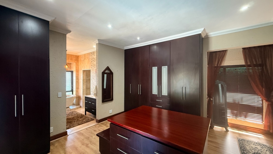 6 Bedroom Property for Sale in White River Country Estate Mpumalanga