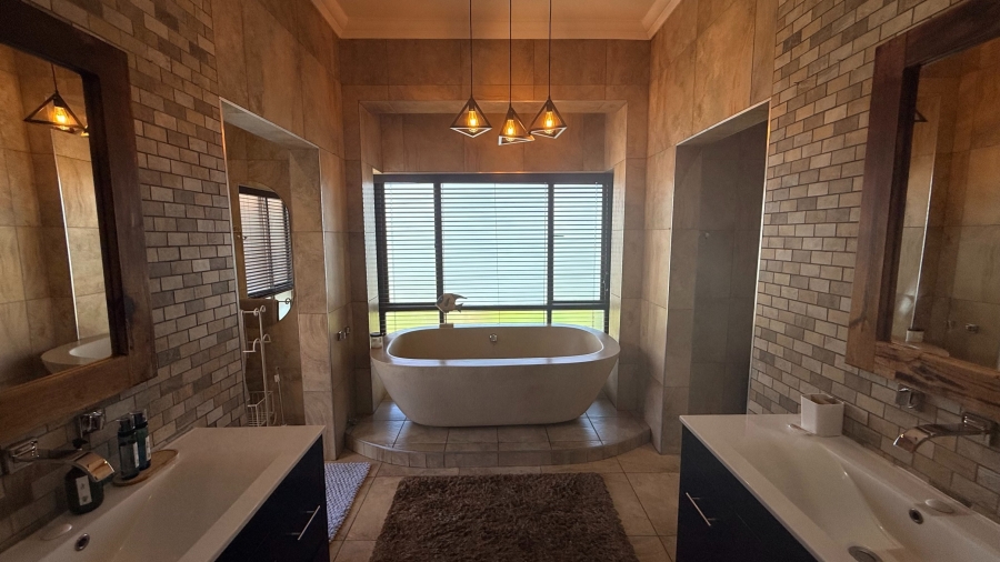 6 Bedroom Property for Sale in White River Country Estate Mpumalanga
