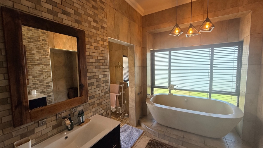 6 Bedroom Property for Sale in White River Country Estate Mpumalanga