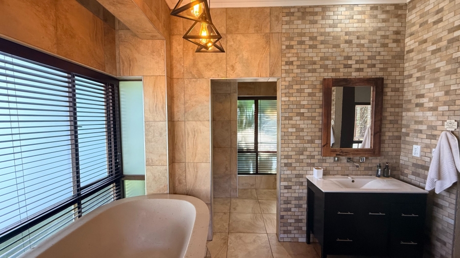 6 Bedroom Property for Sale in White River Country Estate Mpumalanga