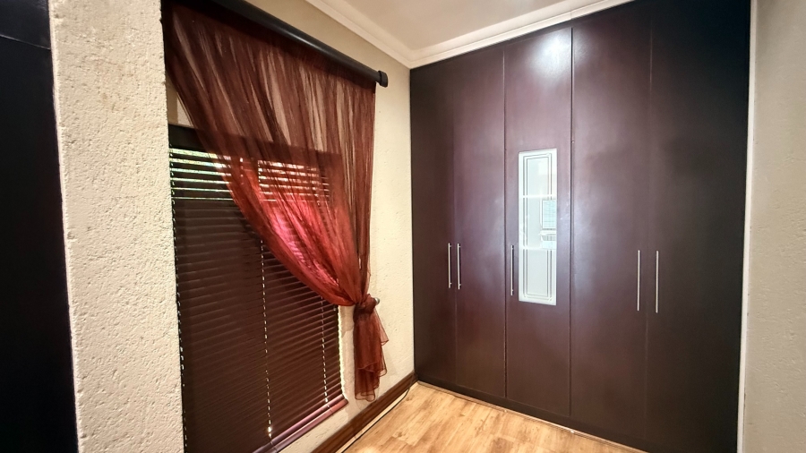 6 Bedroom Property for Sale in White River Country Estate Mpumalanga