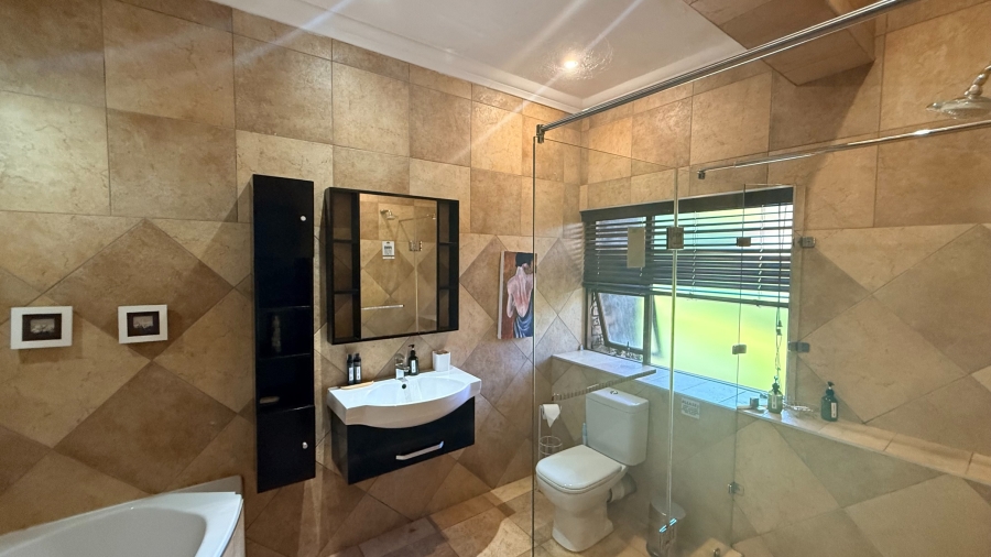 6 Bedroom Property for Sale in White River Country Estate Mpumalanga