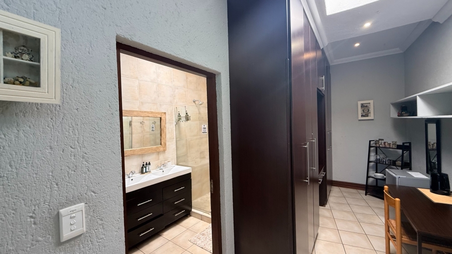 6 Bedroom Property for Sale in White River Country Estate Mpumalanga