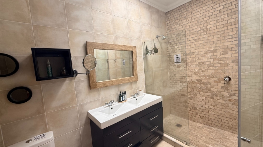 6 Bedroom Property for Sale in White River Country Estate Mpumalanga