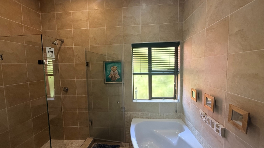 6 Bedroom Property for Sale in White River Country Estate Mpumalanga