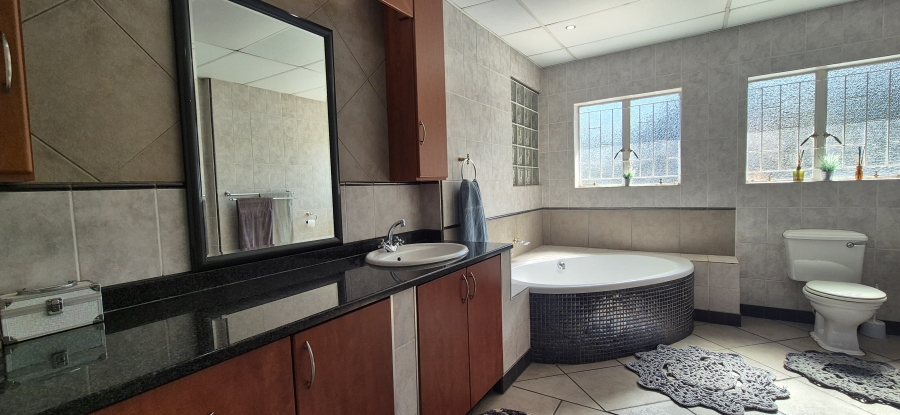 5 Bedroom Property for Sale in Nelspruit Ext 13 Mpumalanga