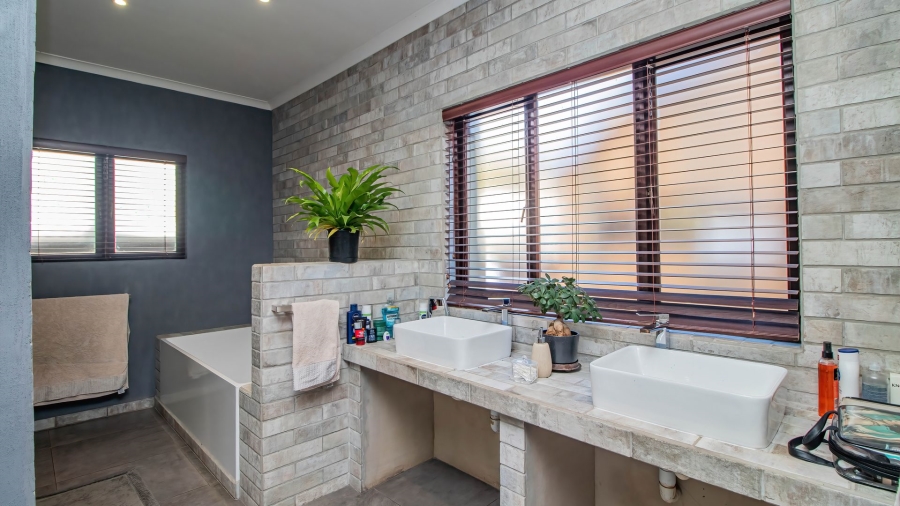 3 Bedroom Property for Sale in Matumi Golf Estate Mpumalanga
