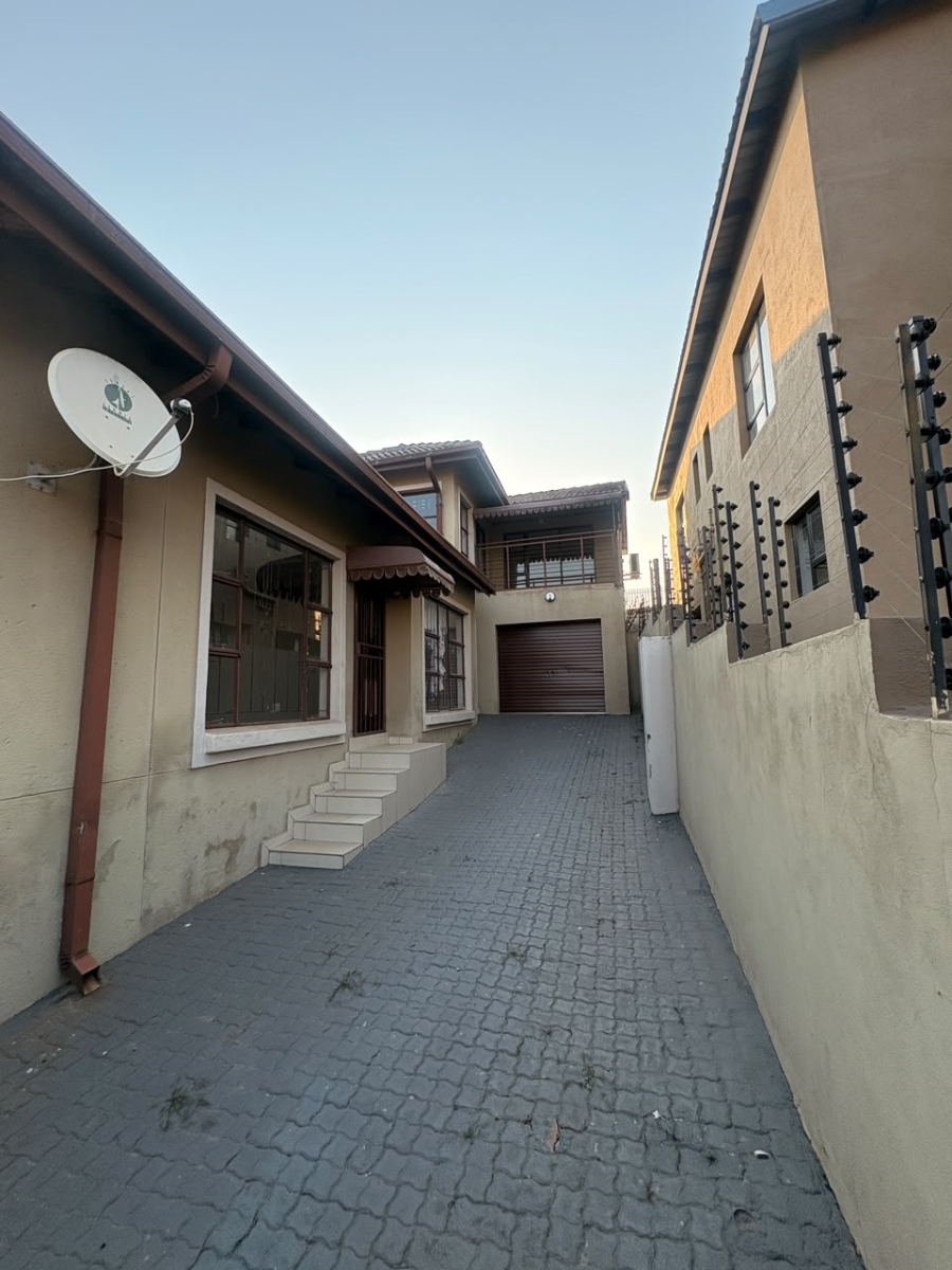 To Let 5 Bedroom Property for Rent in Kamagugu Mpumalanga