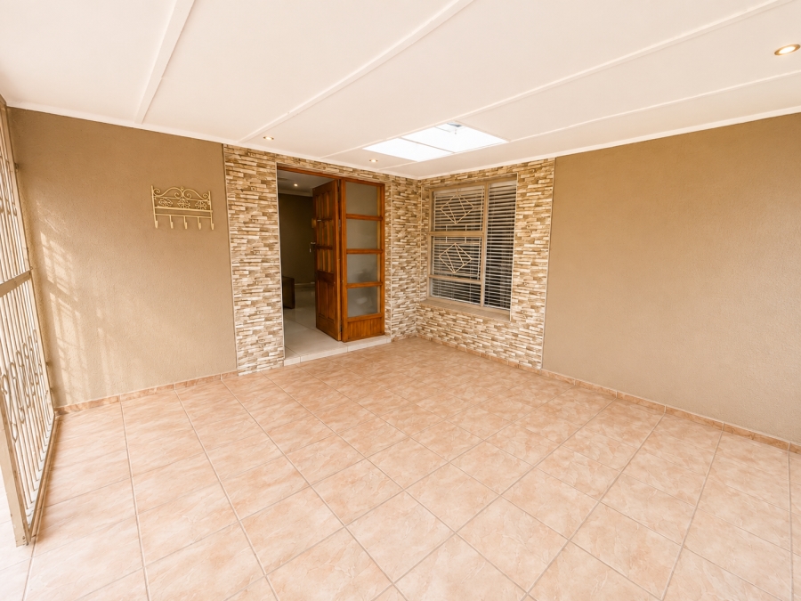 To Let 4 Bedroom Property for Rent in Cosmosrand Mpumalanga