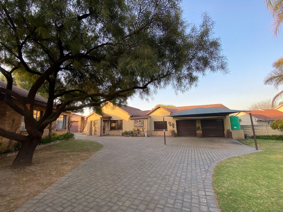 5 Bedroom Property for Sale in Jackaroo Park Mpumalanga