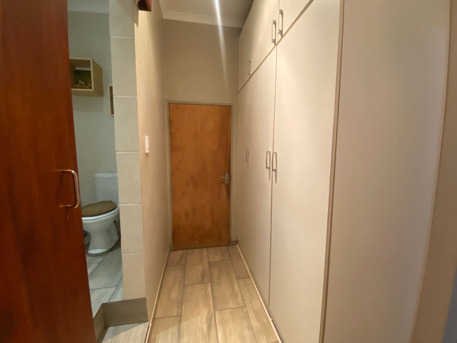 5 Bedroom Property for Sale in Jackaroo Park Mpumalanga