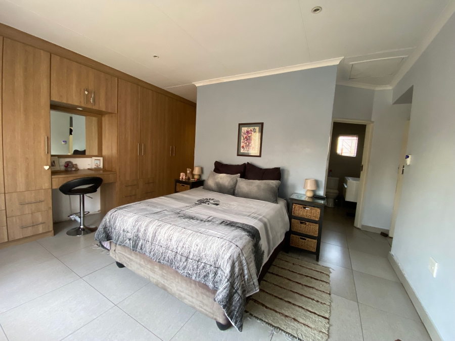 5 Bedroom Property for Sale in Jackaroo Park Mpumalanga