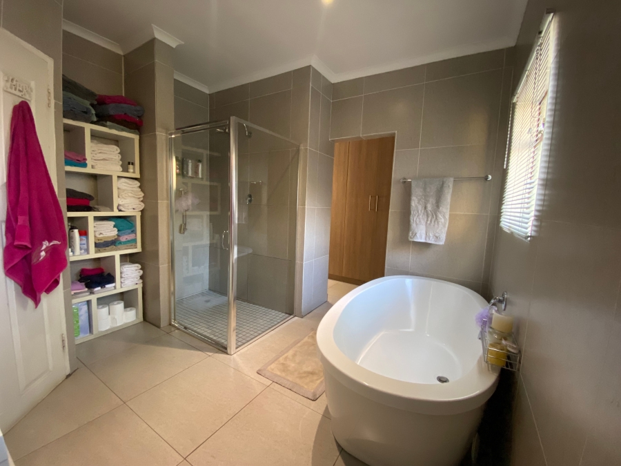 5 Bedroom Property for Sale in Jackaroo Park Mpumalanga