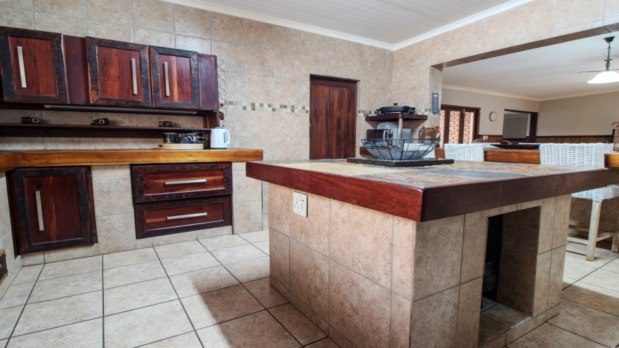 8 Bedroom Property for Sale in Marloth Park Mpumalanga