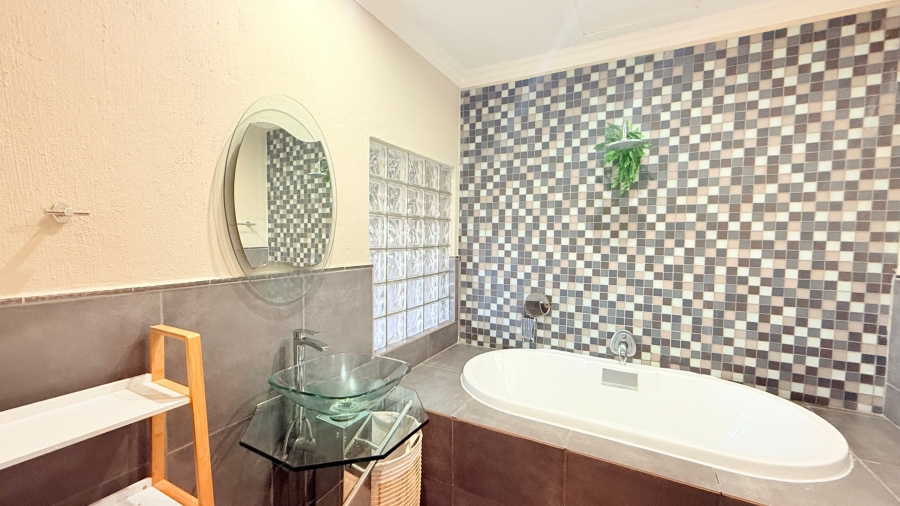 5 Bedroom Property for Sale in Longmere Estate Mpumalanga