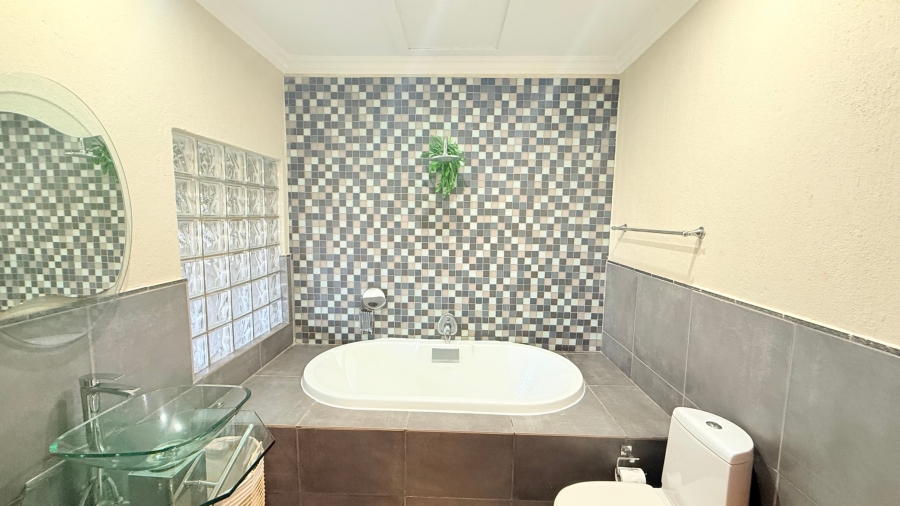 5 Bedroom Property for Sale in Longmere Estate Mpumalanga